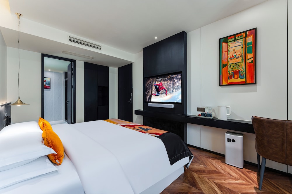 SUPERIOR KING ROOM