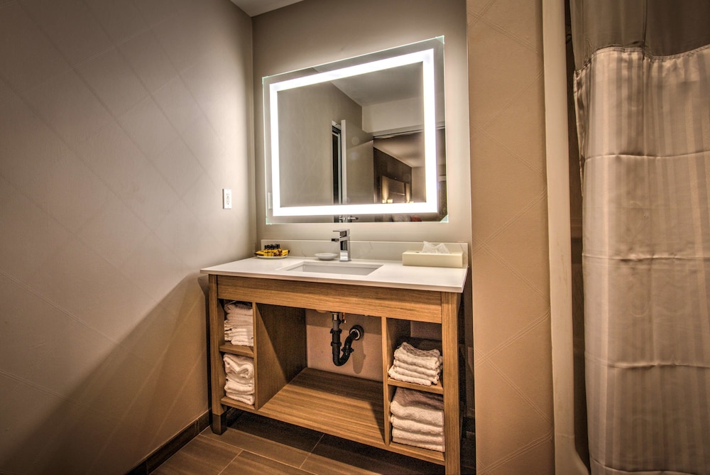 Best Western Plus Media Center Inn & Suites 11/28