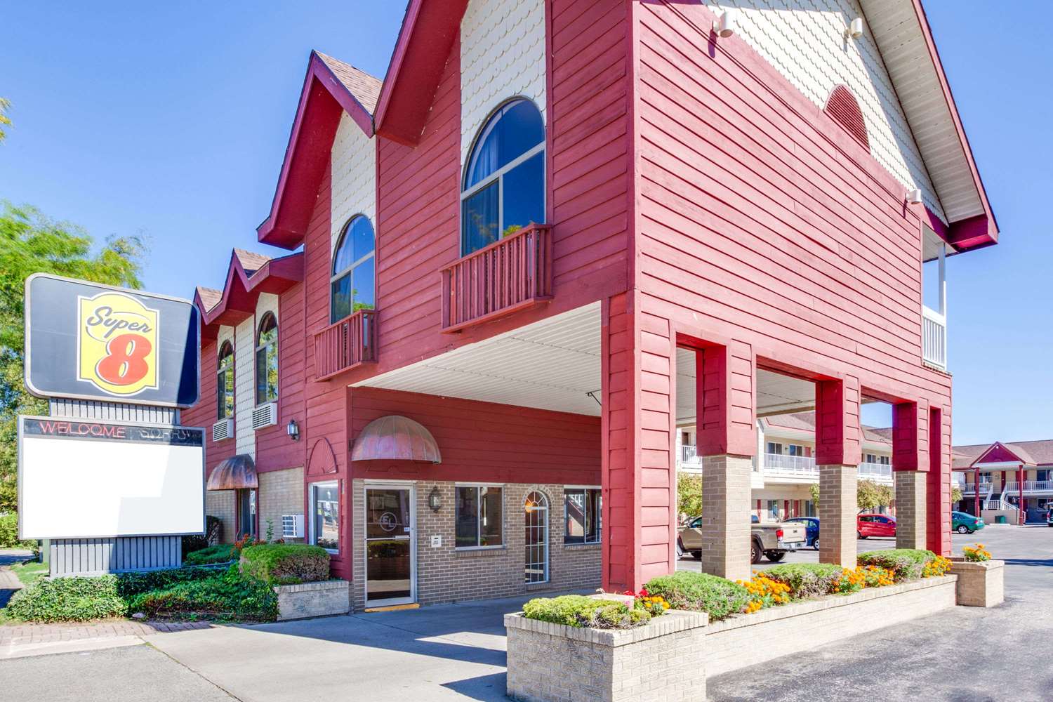 Super 8 by Wyndham Mackinaw City/Beachfront Area 4/25