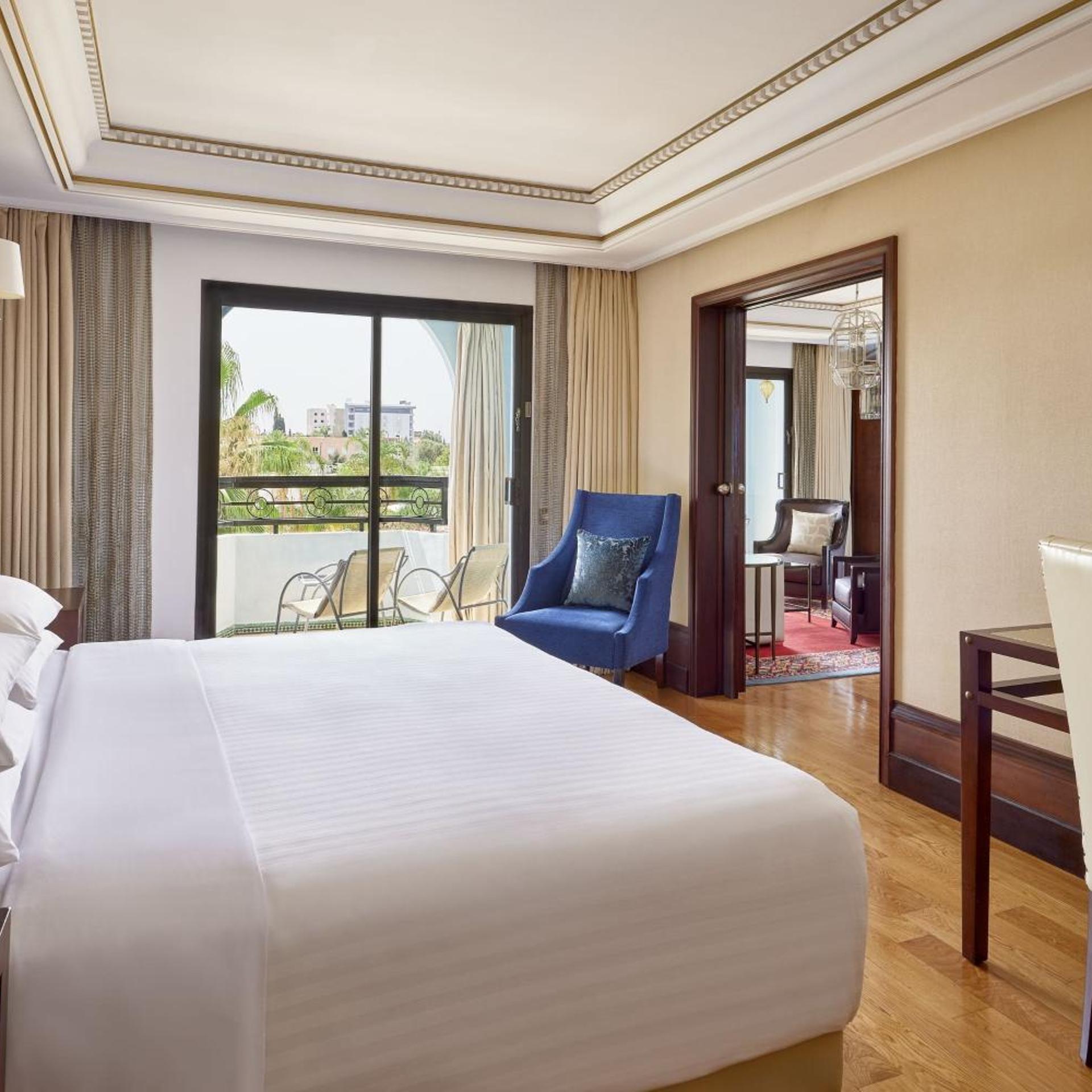 Executive, Suite, King Bed, Garden and Pool View, Sofa