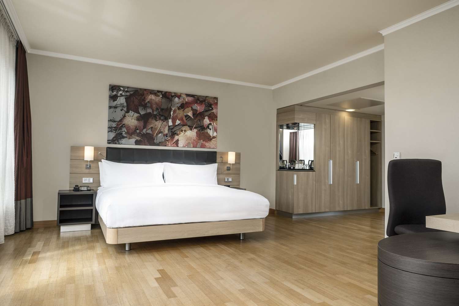 Studio, King Bed, City Wing, Accessible