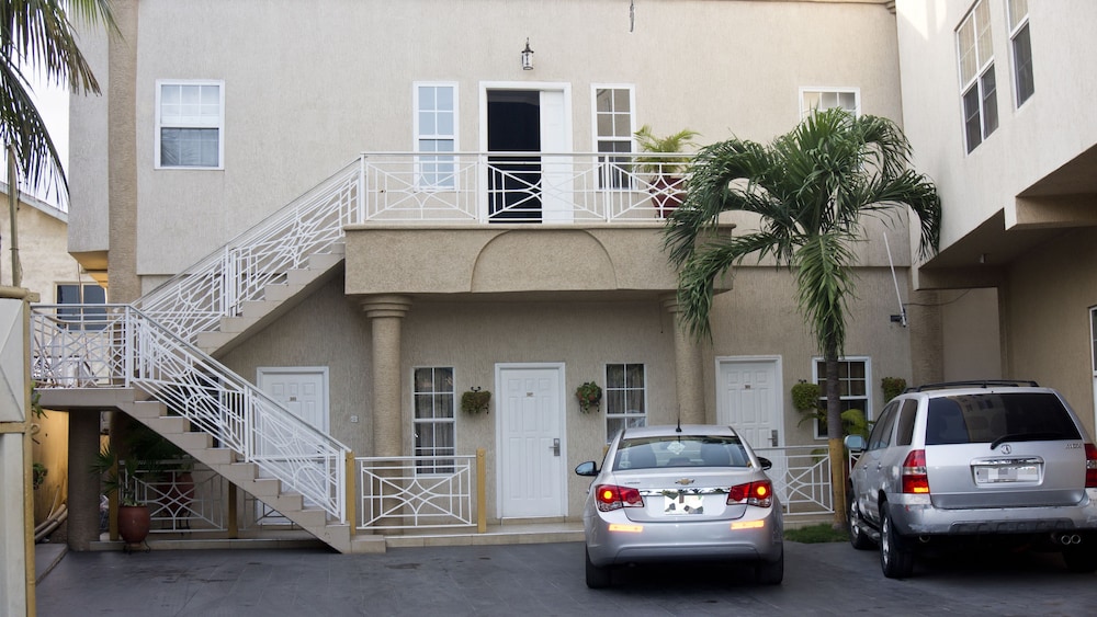 Tropical Enclave Hotel 53/60