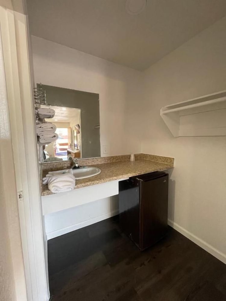 Palms Inn & Suites 4/50