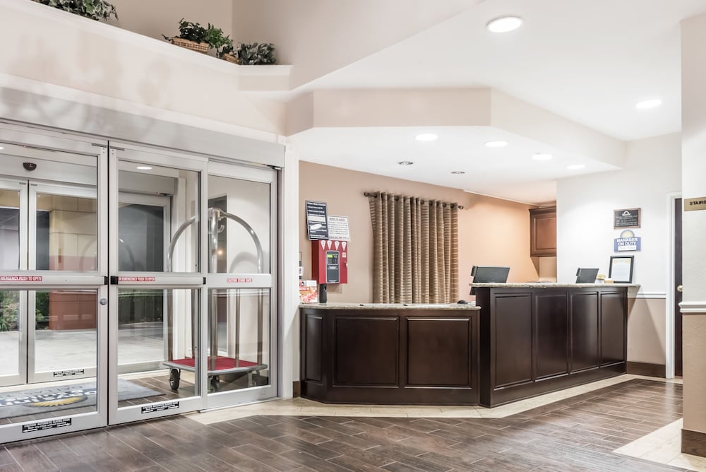 Days Inn Suites By Wyndham Dallas 6/27