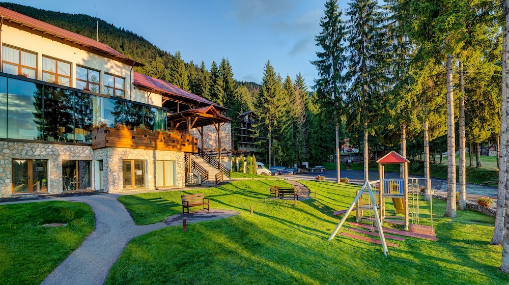 Ana Hotels Sport Poiana Brasov 32/33