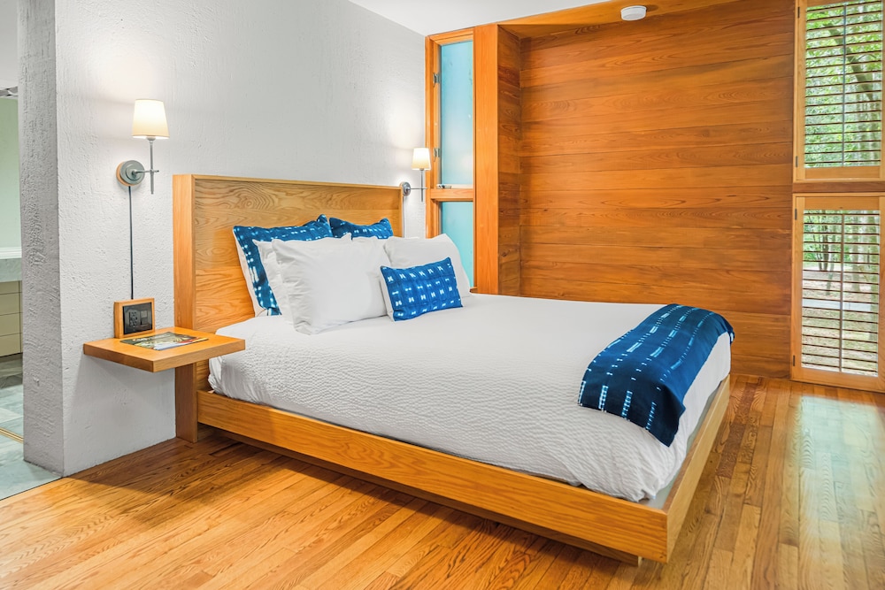 ROOM, QUEEN BED