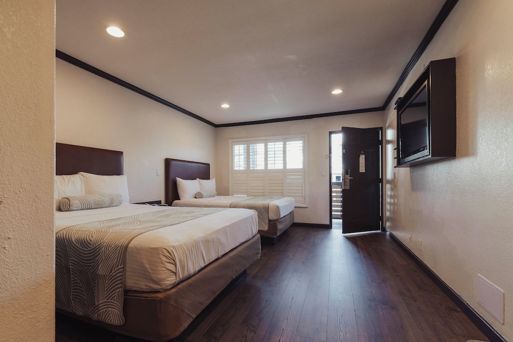 DELUXE, 2 QUEEN BEDS