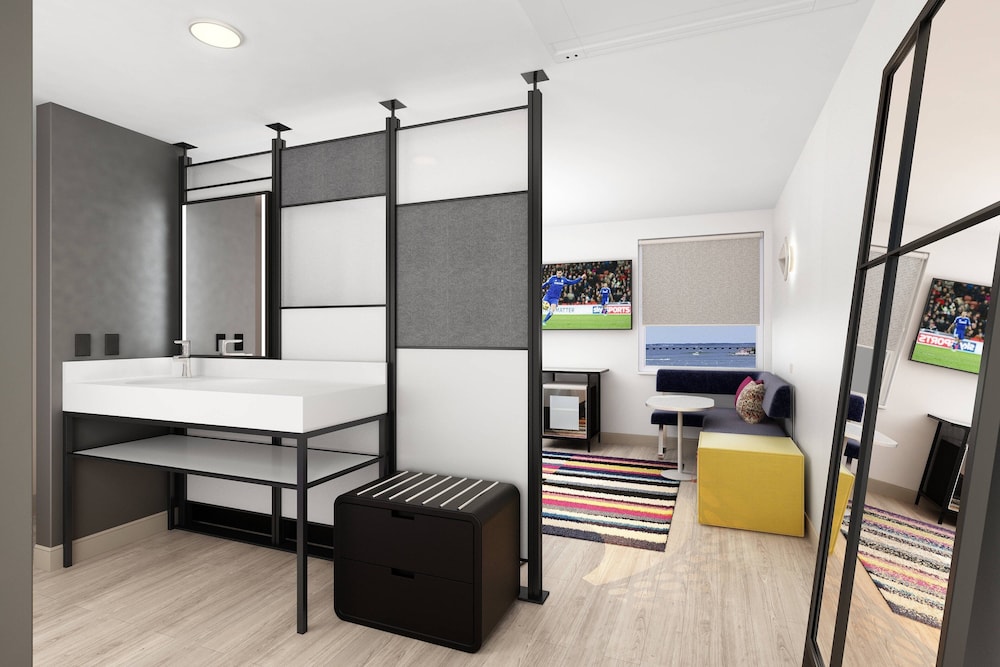 ALOFT, KING BED