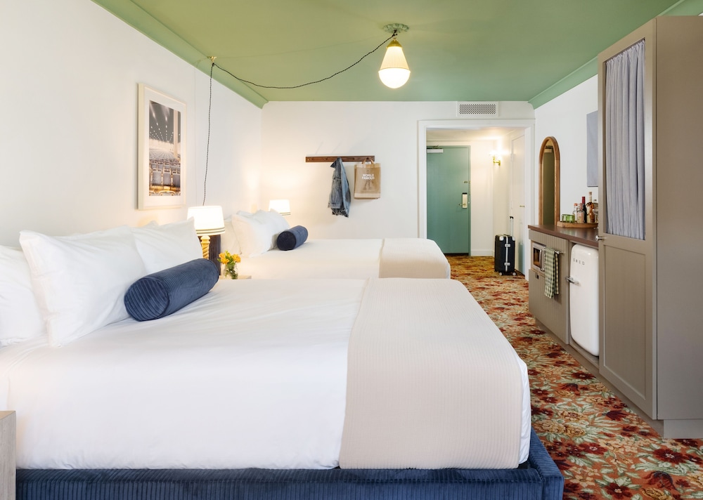 STANDARD, 2 QUEEN BEDS