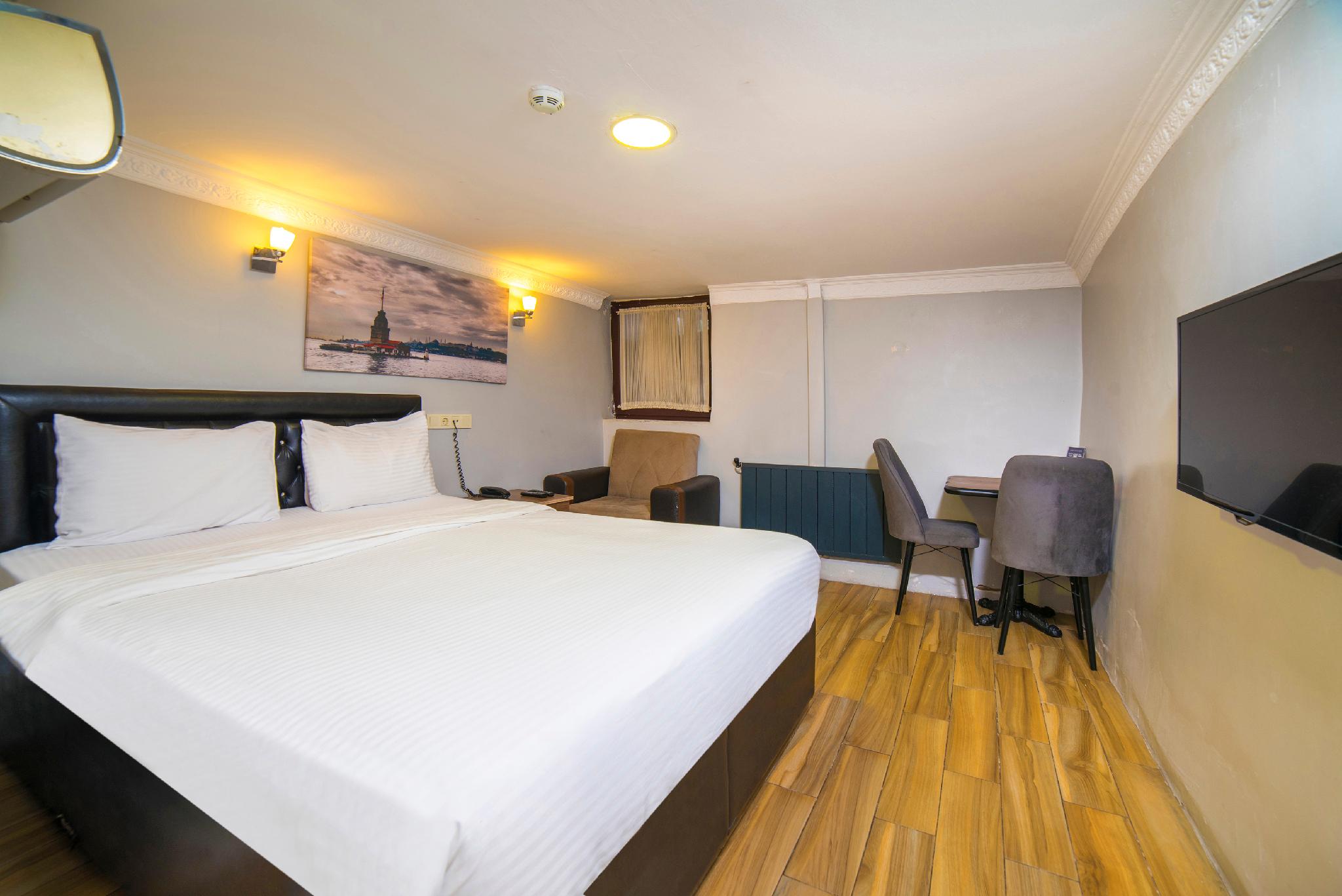 Superior, Basement, King Bed