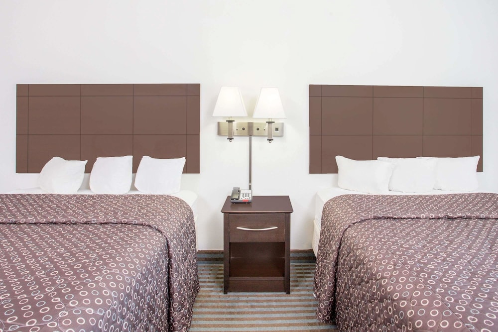 Super 8 by Wyndham Cedar Falls IA-University 7/19
