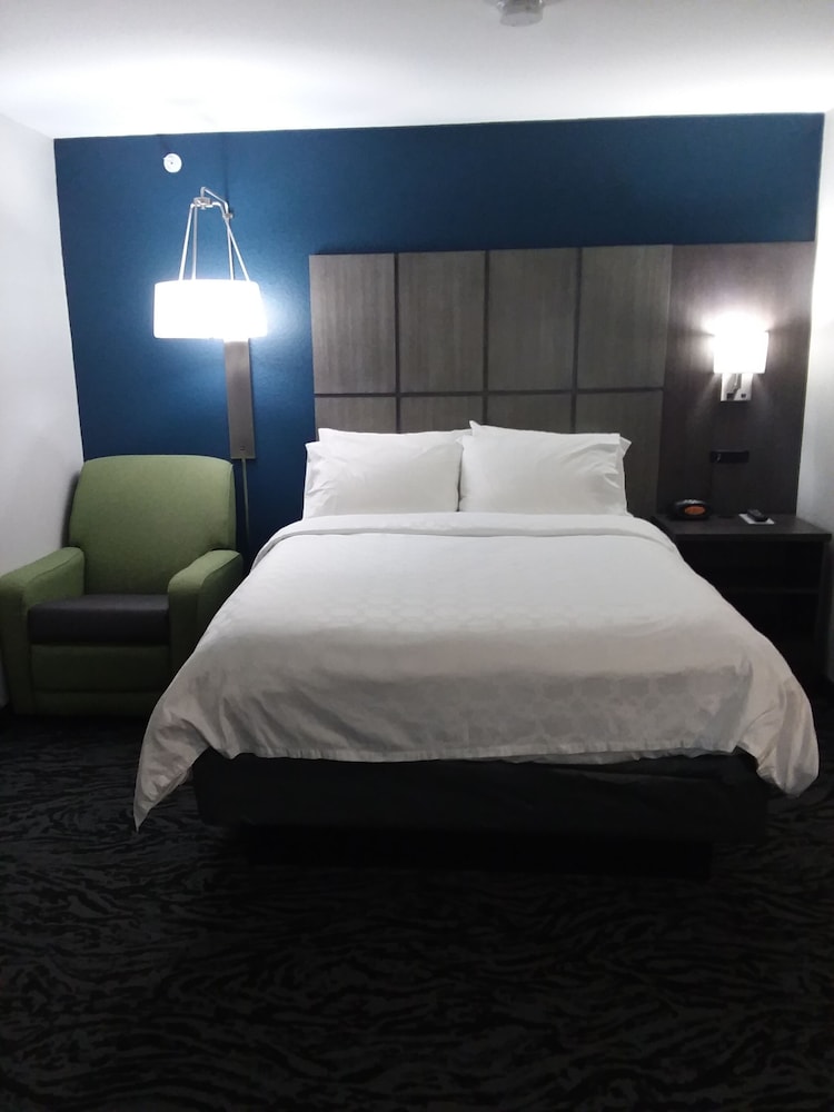 Candlewood Suites Knoxville Airport-Alcoa 25/73