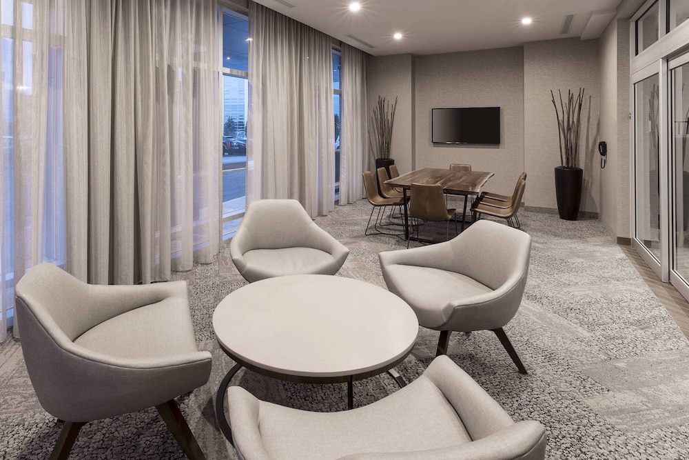 Courtyard By Marriott Burlington 33/47