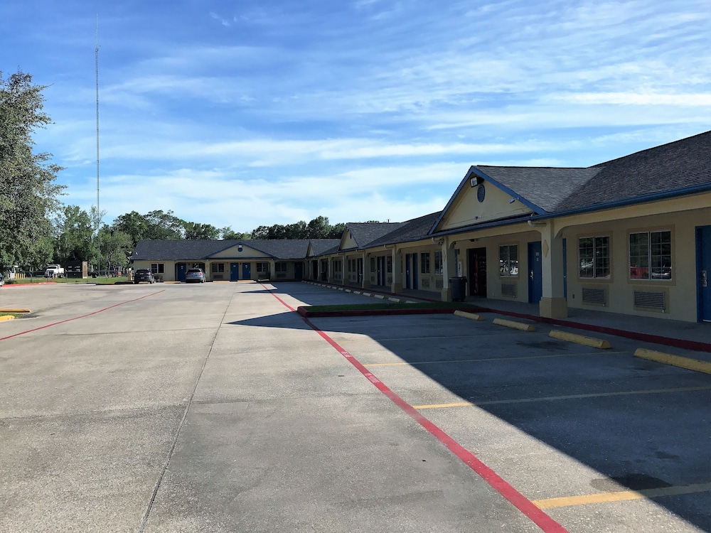 Luxury Inn & Suites Liberty 52/65