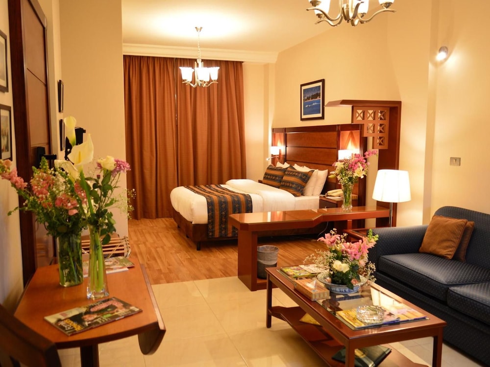 Comfort Hotel Suites 23/48