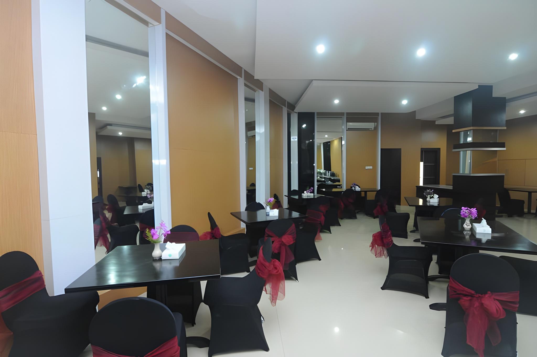 Swarna Dwipa Hotel 37/54