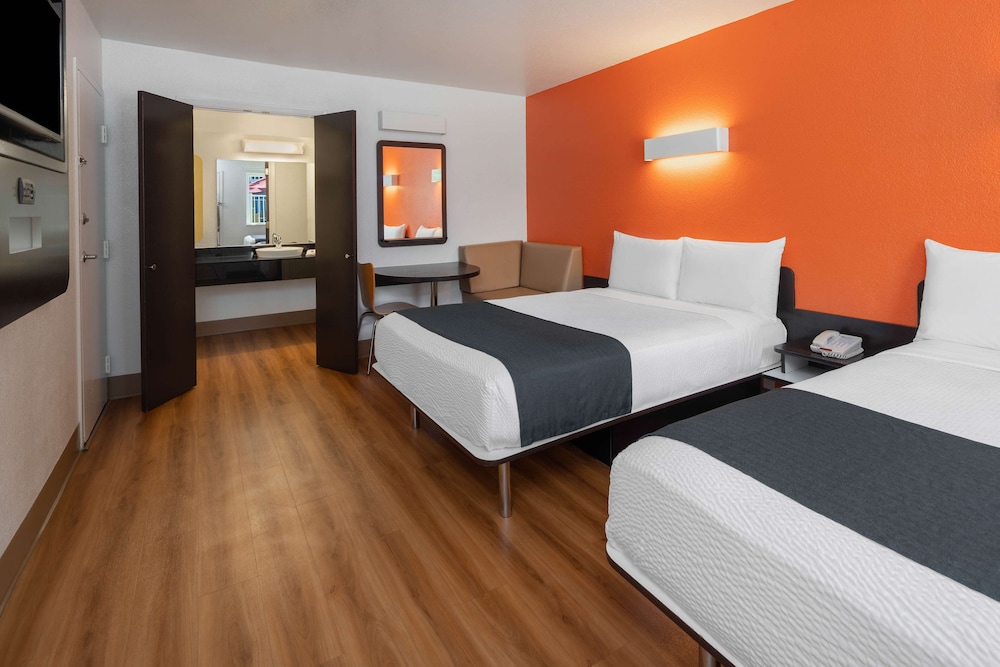 Motel6 Carpinteria CA Santa Barbara South 33/62