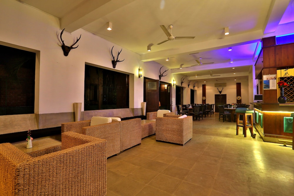 ST. LACHLAN HOTEL AND SUITES 38/64
