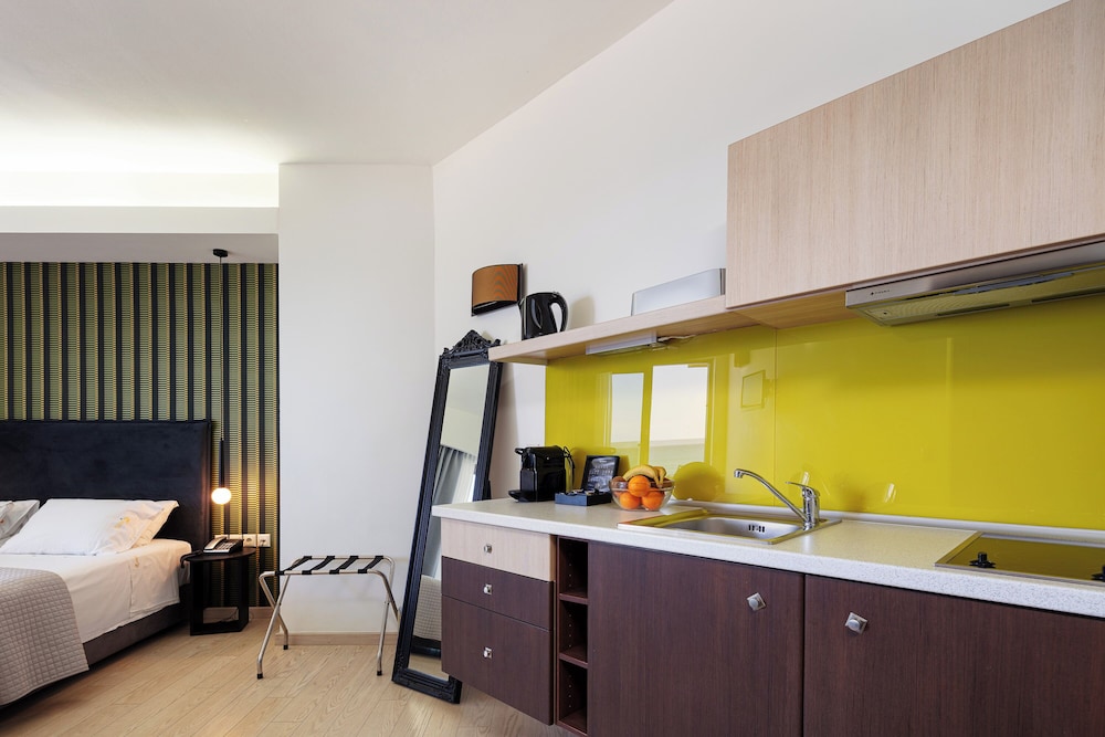 Steris Elegant Beach Hotel 24/70