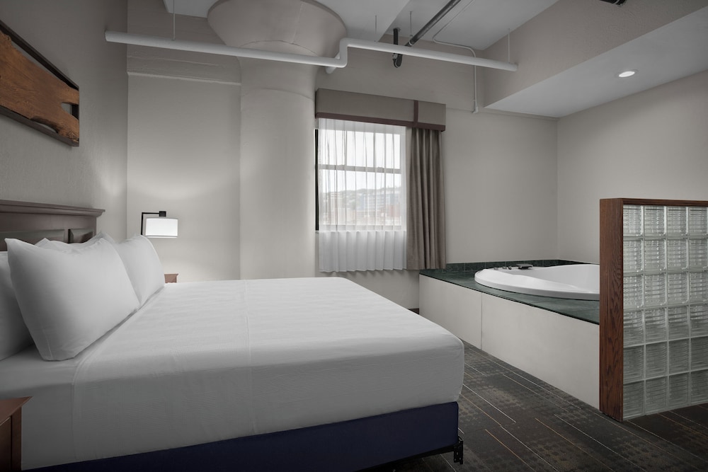 Premium, Studio, King Bed, No Window, Sofa, Jetted Tub