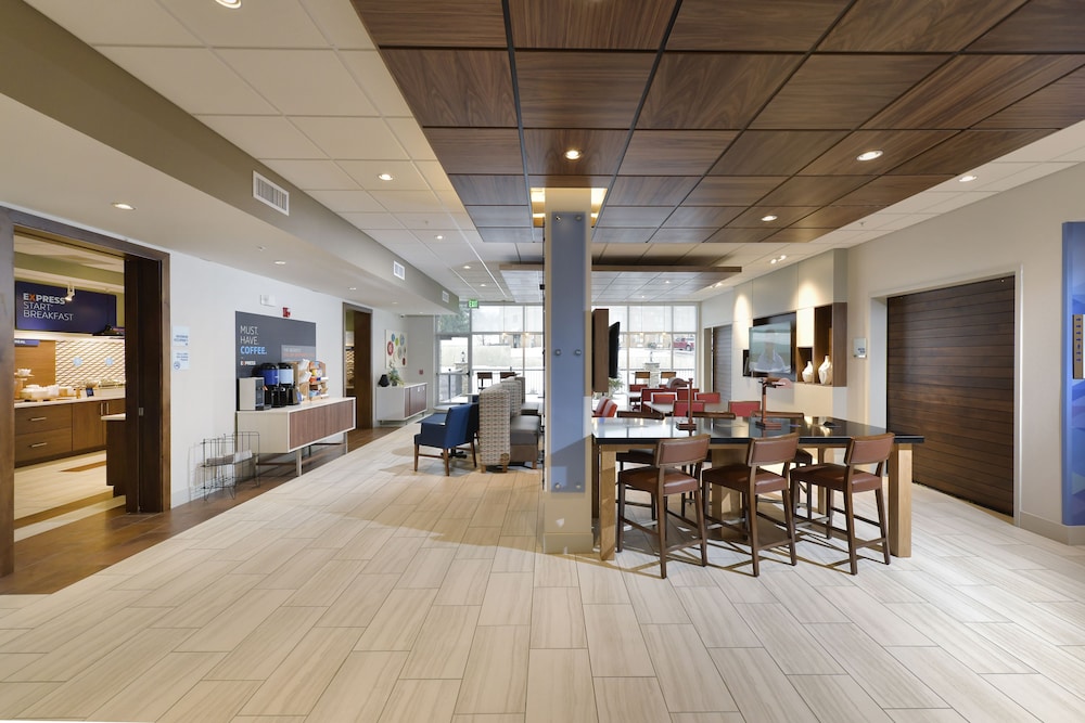Holiday Inn Express Suites Millersburg 43/52