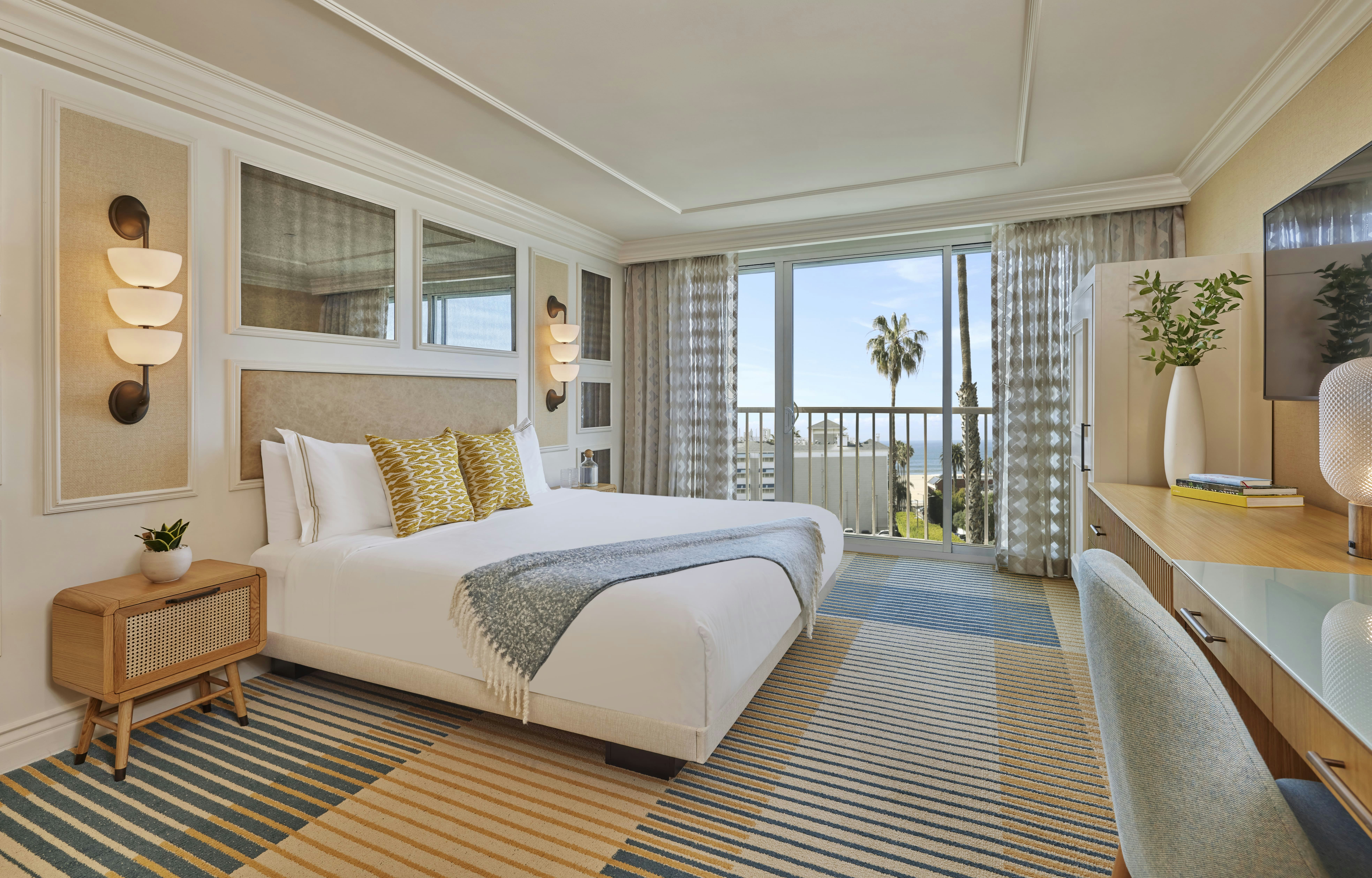 Room, King Bed, Partial Ocean View, Bathtub, Accessible