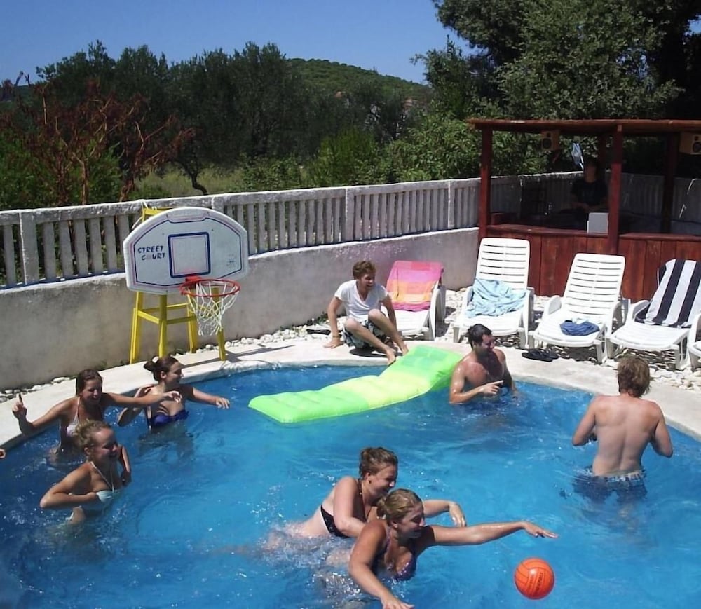 DRAGAN'S DEN HOSTEL 20/49
