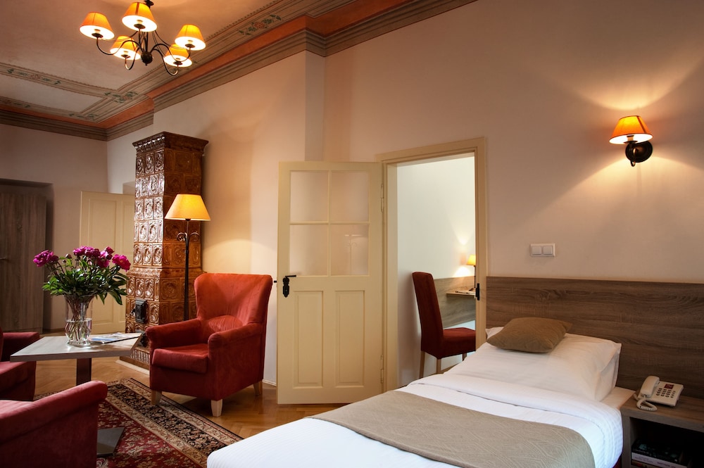 Hotel Santi 7/56