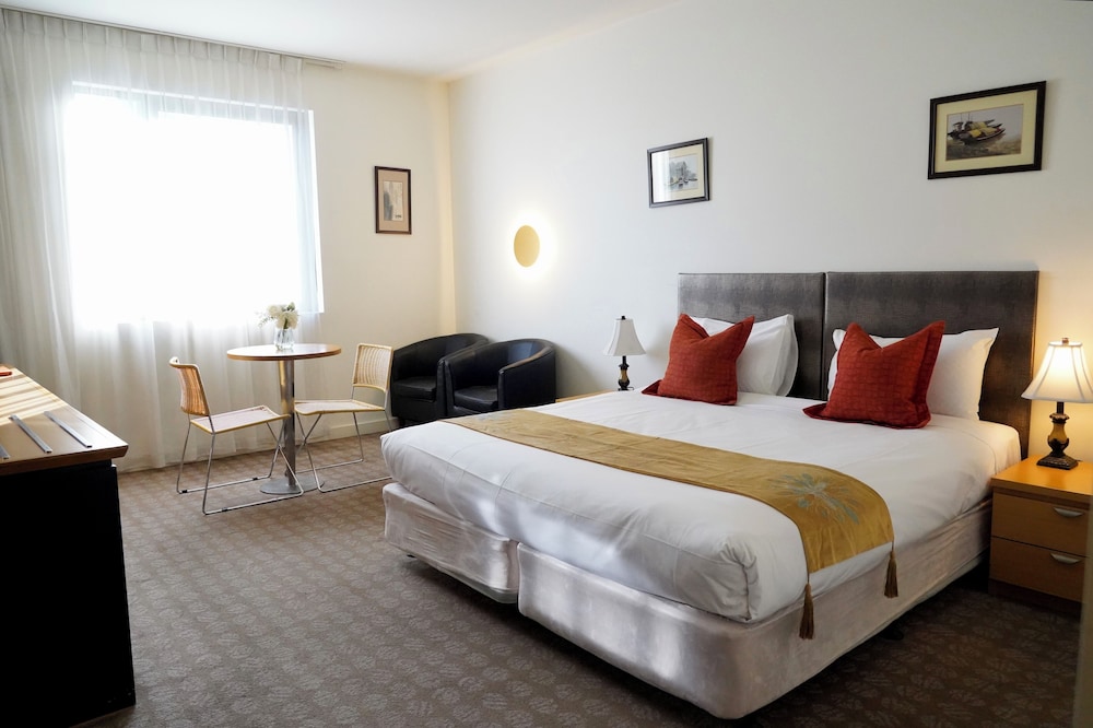 ROOM, KING BED