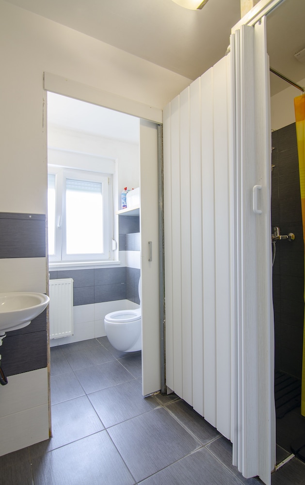 ROOM, DOUBLE OR TWIN BED, SHARED BATHROOM