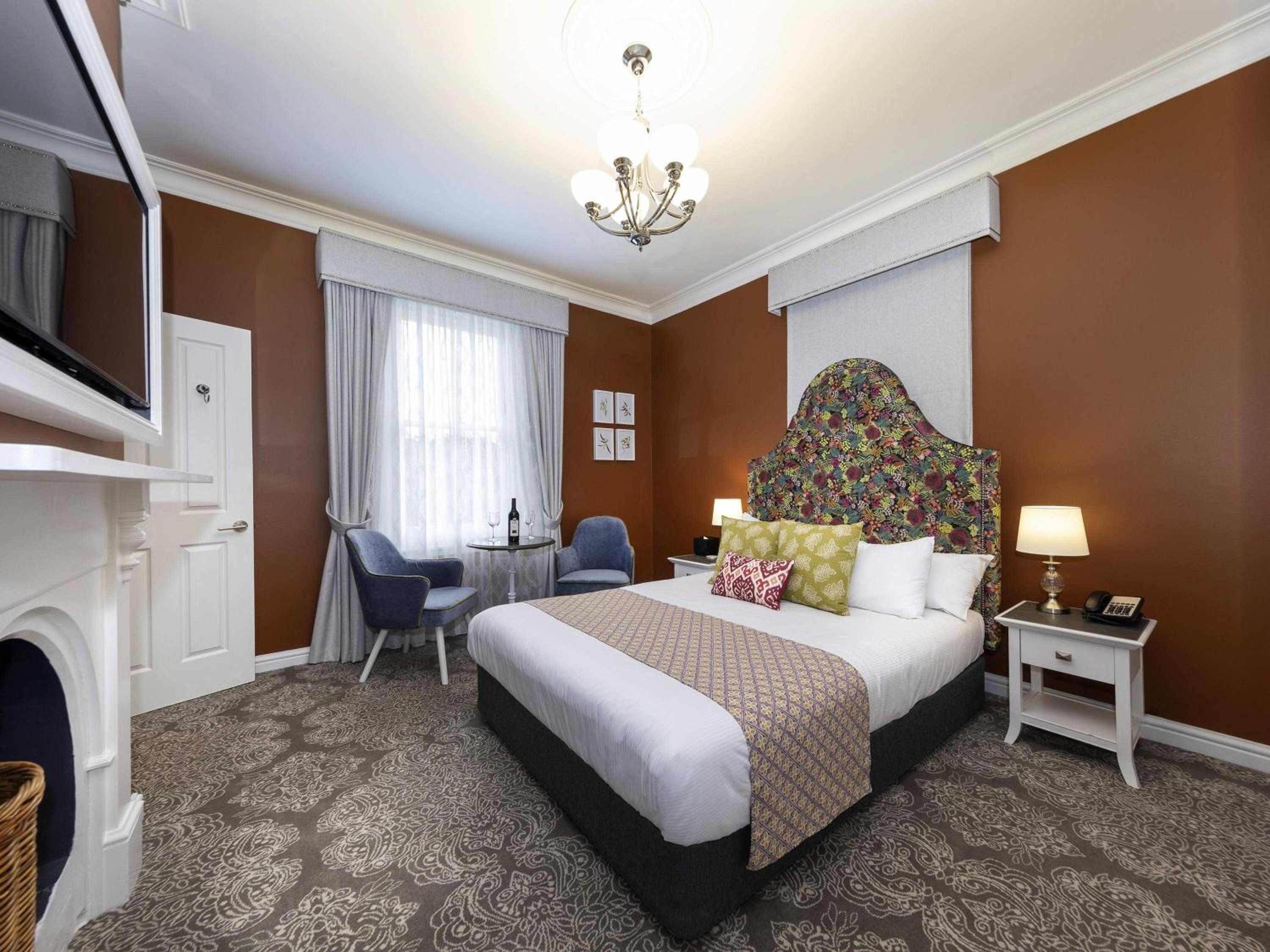 Manor, Queen Bed