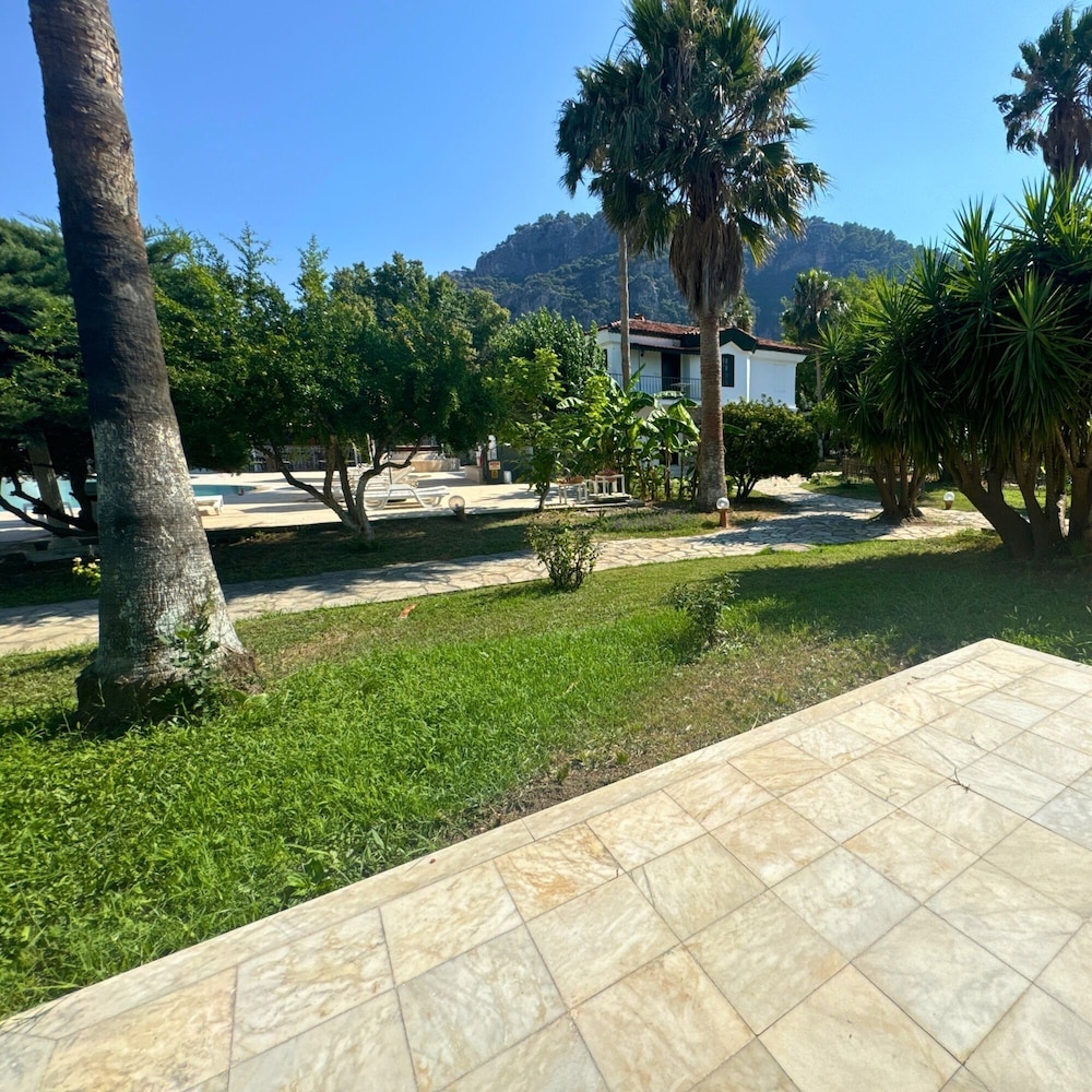 Club Mel Holiday Resort 44/48