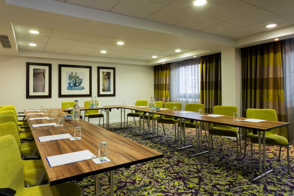HOLIDAY INN EXPRESS HARLOW 64/74