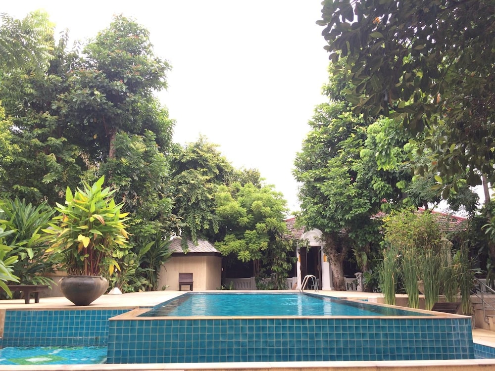 Changpuak Hotel 46/53
