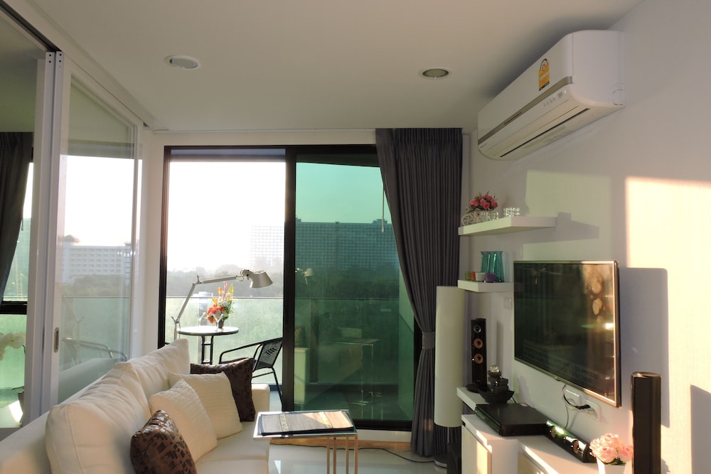 Acqua Condominium 37/50
