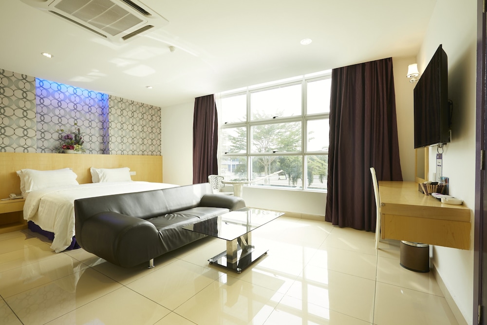 East Sun Hotel by ZUZU 18/91