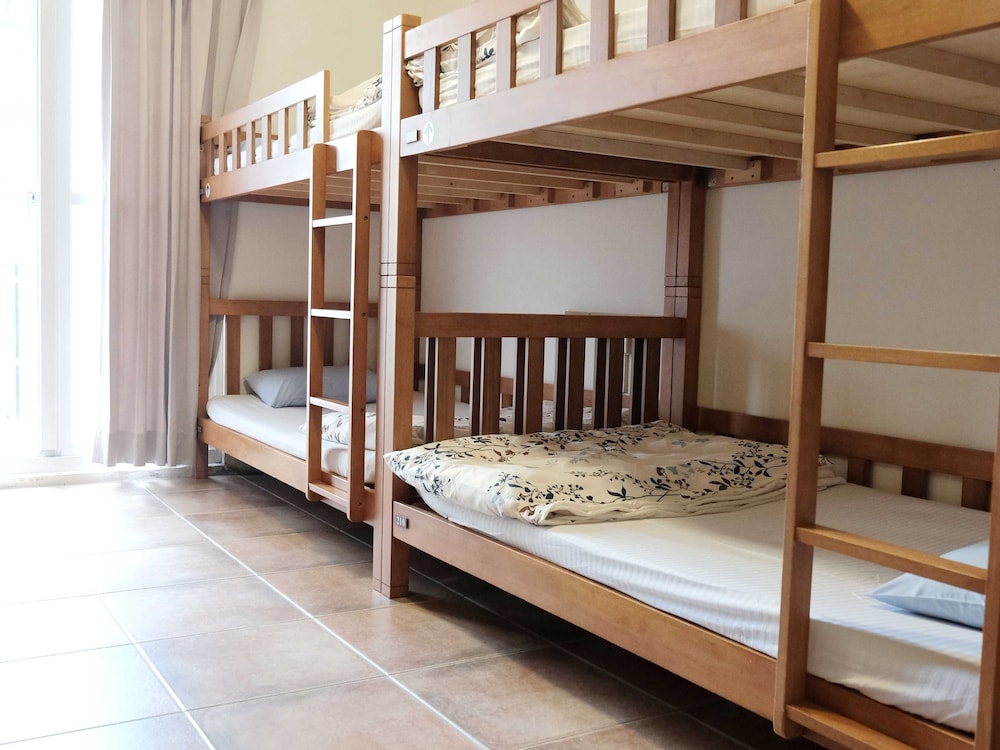 FEMALE DORM, 8 BEDS