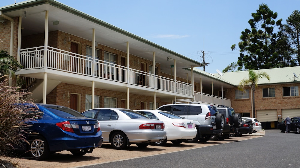Coopers Colonial Motel 57/64