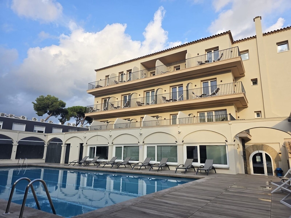 Canal Olimpic Hotel 8/64