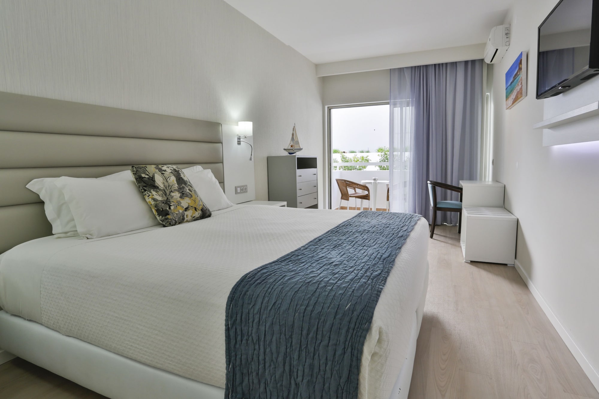 STANDARD, TWIN BEDS, PARTIAL SEA VIEW