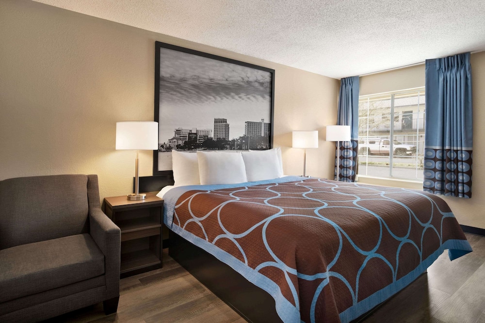Super 8 By Wyndham Gulfport Near Biloxi 18/57