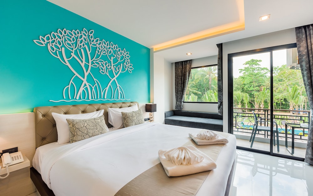 Pool, Deluxe, King Bed, with View, Balcony