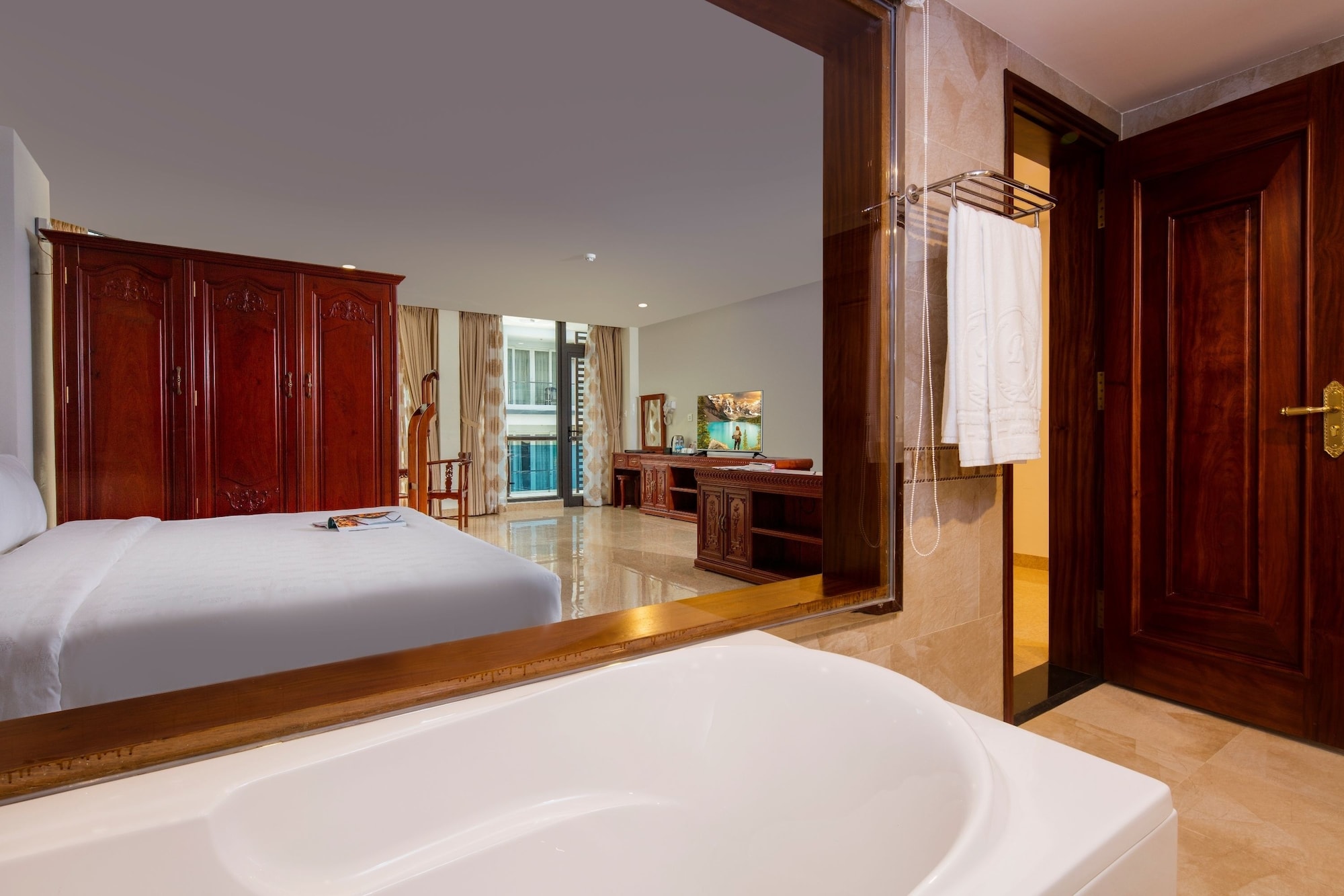 suite, balcony