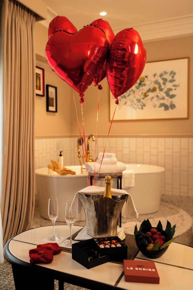 HONEYMOON, SIGNATURE, SUITE, QUEEN BED, BATHTUB