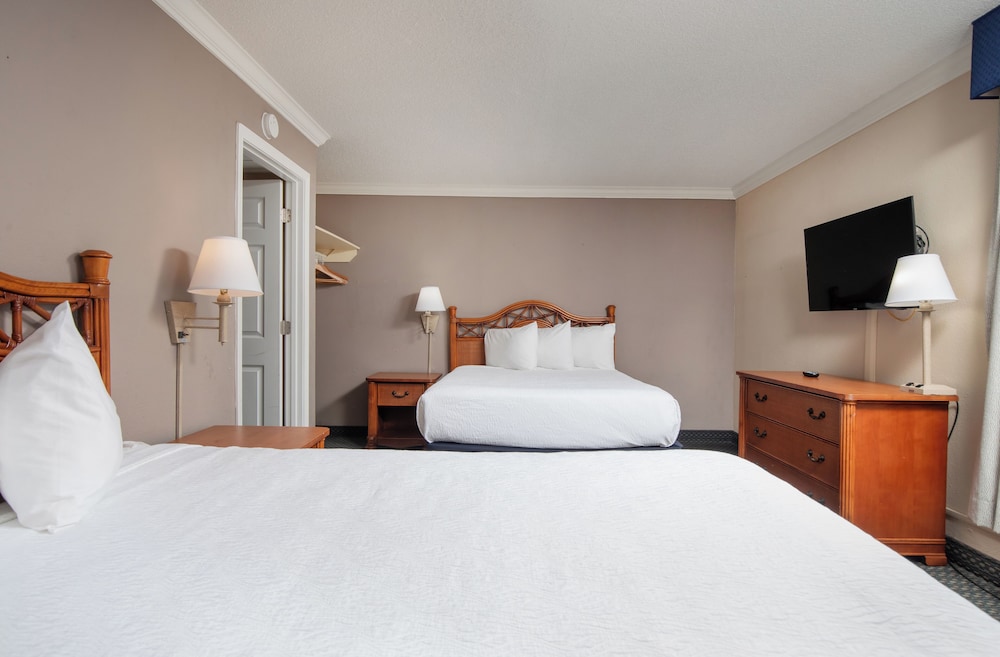 2 Rooms, Deluxe, Suite, 4 Queen Beds, No Balcony، Grande Shores Ocean Resort 6/10