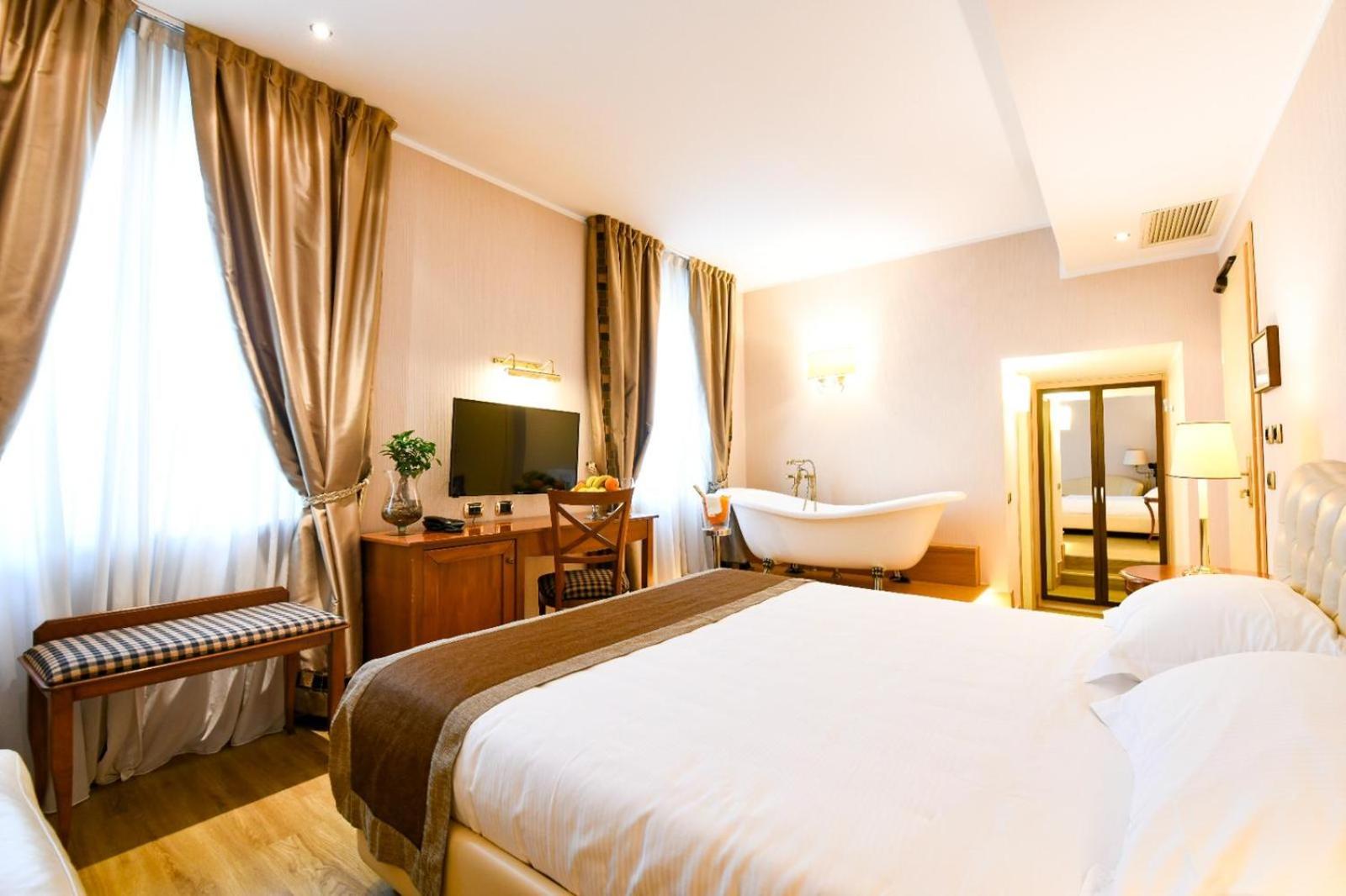 Deluxe, King Bed, Bathtub