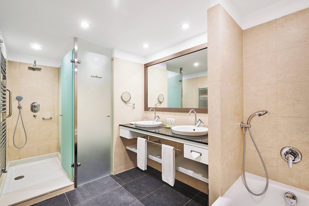 Junior Suite, King Bed, Beach Front, Le Meridien Ra Beach Hotel And Spa 7/7