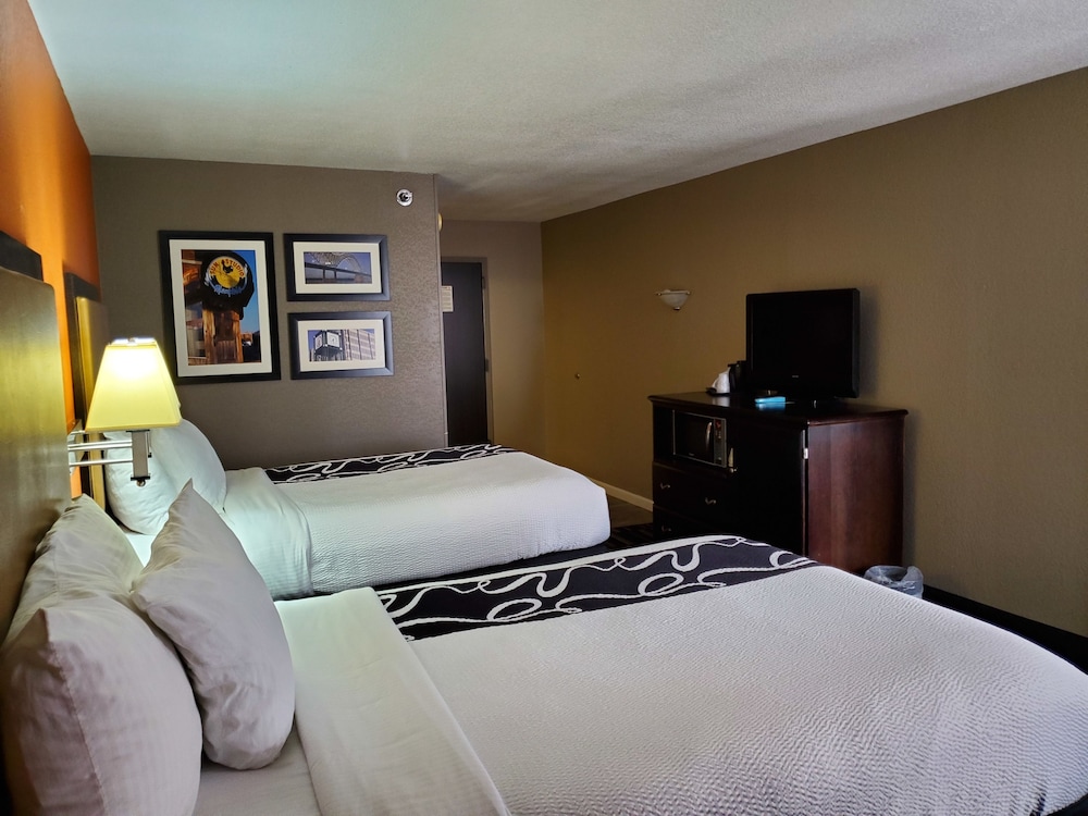 La Quinta Inn & Suites by Wyndham Memphis Airport Graceland 31/71