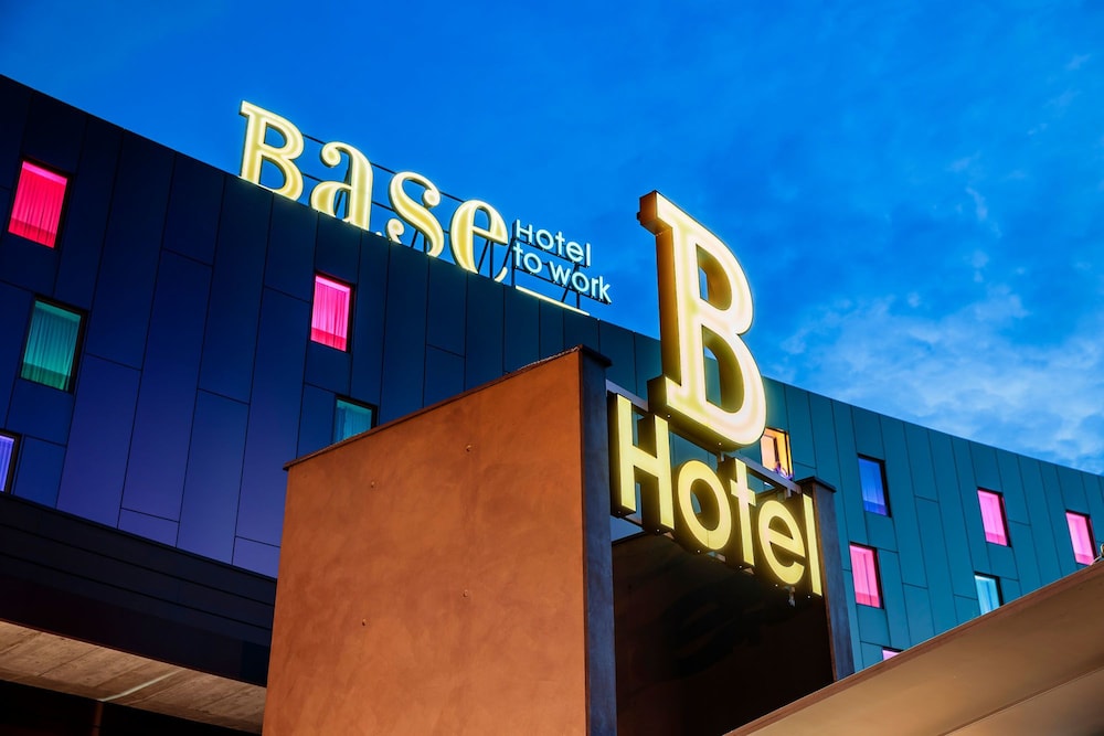Base To Work Hotel 1/42