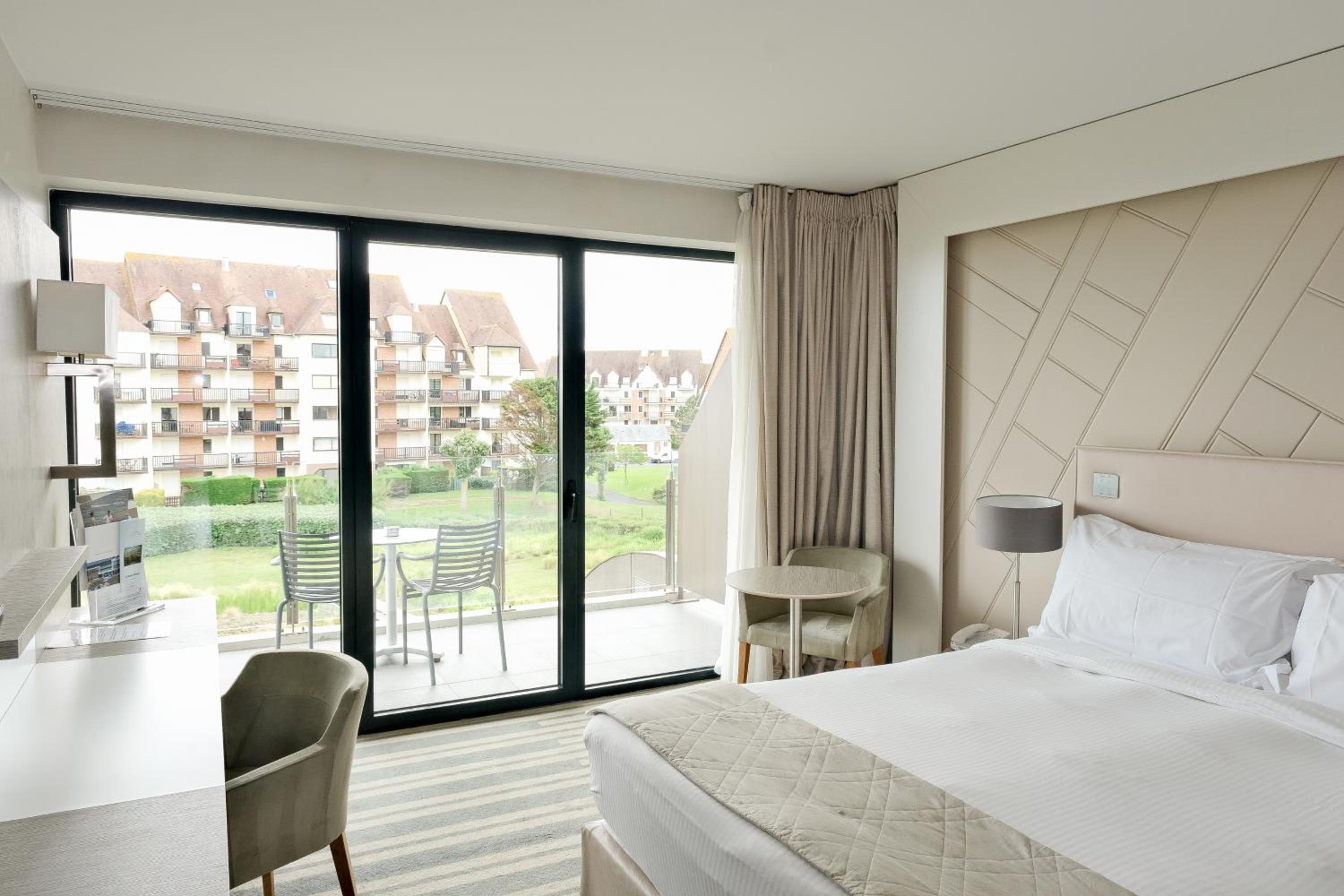 Deluxe, Double Bed, Lateral Side Sea View